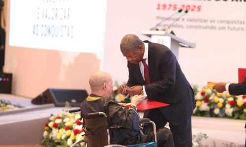 Cerimónia de condecorações marcada pela ausência de Samakuva e de Maria Eugénia Neto